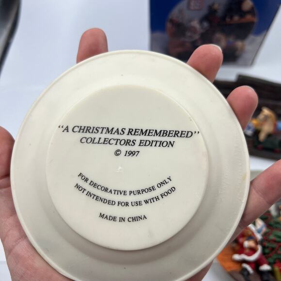 Vintage Christmas Remembered Hand Painted Handcrafted Santa Claus Plates Stand - Picture 9 of 11